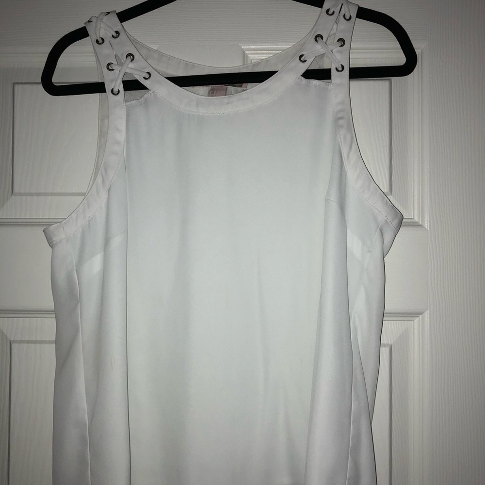 White top with crossing on shoulders of shirt